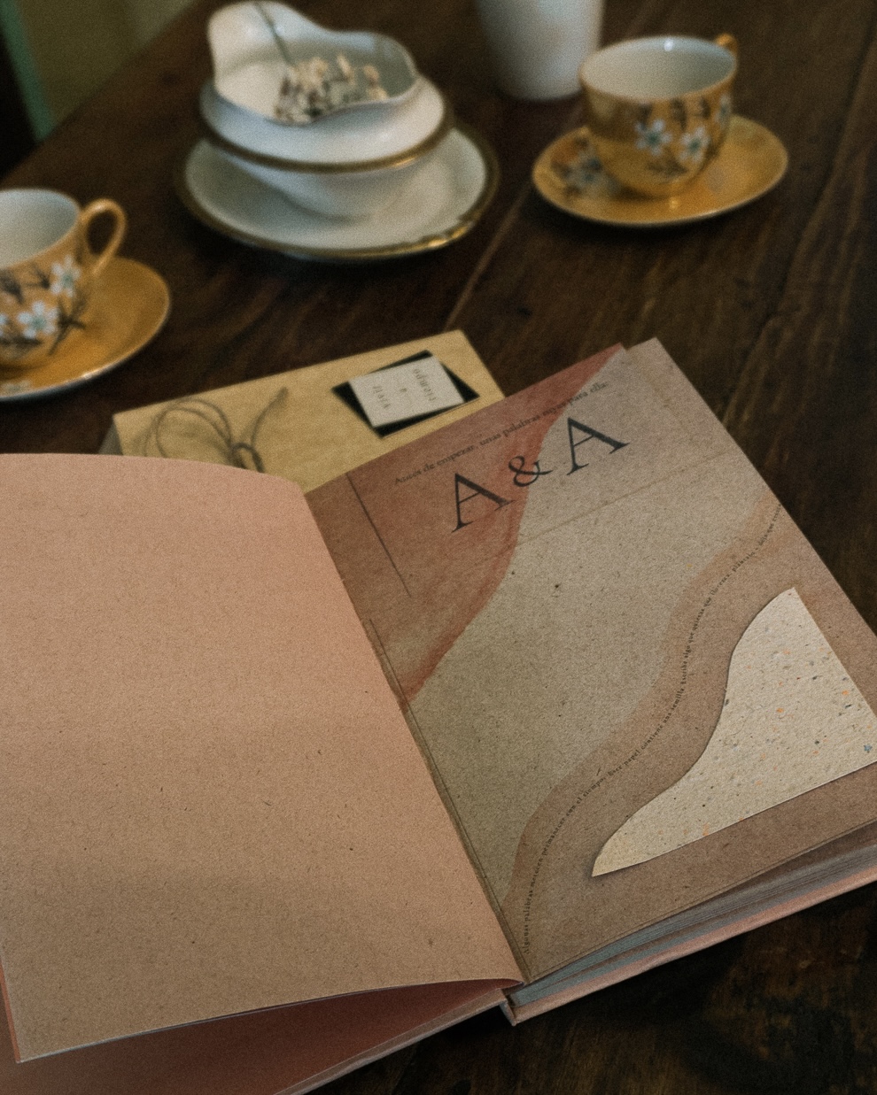 Libro abierto en café